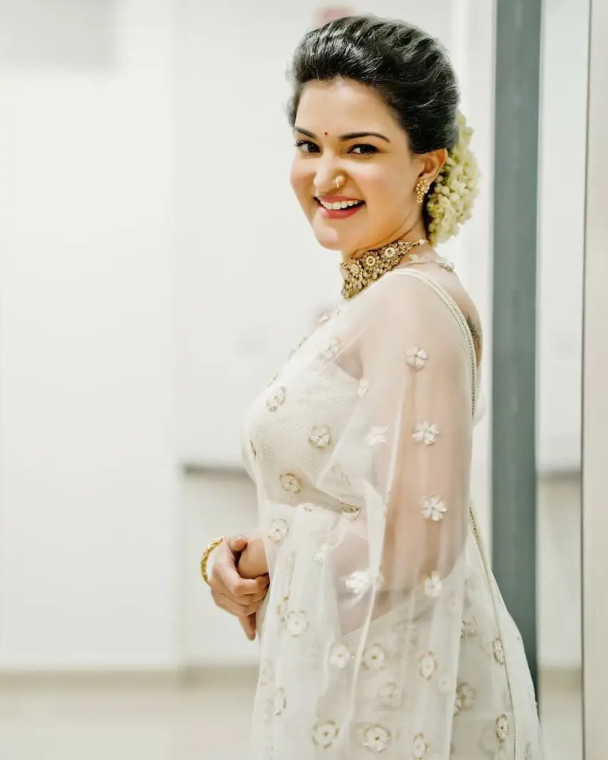 BEAUTIFUL INDIAN MODEL HONEY ROSE IN TRADITIONAL WHITE SAREE 1